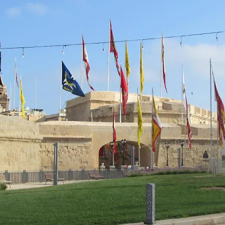 Vittoriosa' Seafront 2 Bed Highly Furnished Apartment Birgu