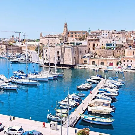 Vittoriosa' Seafront 2 Bed Highly Furnished Apartment *