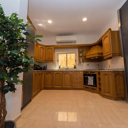 Vittoriosa' Seafront 2 Bed Highly Furnished ビルグ