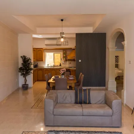 Vittoriosa' Seafront 2 Bed Highly Furnished *