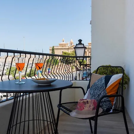 Vittoriosa' Seafront 2 Bed Highly Furnished