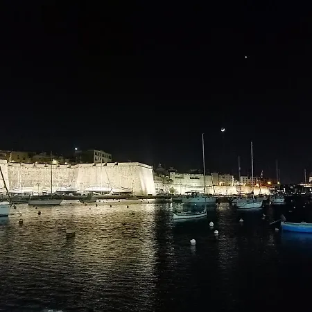Vittoriosa' Seafront 2 Bed Highly Furnished