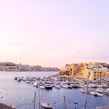 Vittoriosa' Seafront 2 Bed Highly Furnished Apartment Birgu