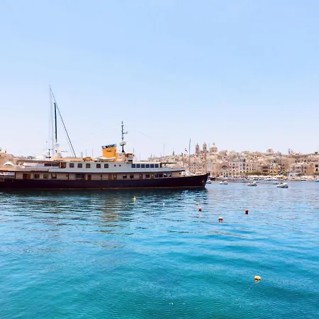 Vittoriosa' Seafront 2 Bed Highly Furnished Apartment Birgu
