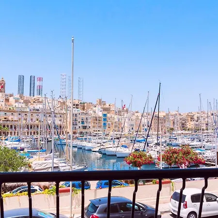 Vittoriosa' Seafront 2 Bed Highly Furnished Apartment Birgu