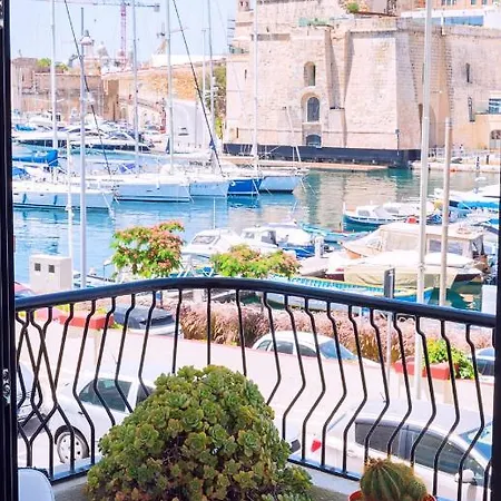Vittoriosa' Seafront 2 Bed Highly Furnished Apartment Birgu