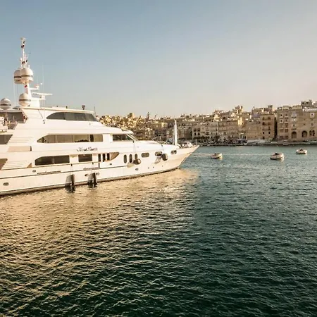 Vittoriosa' Seafront 2 Bed Highly Furnished *