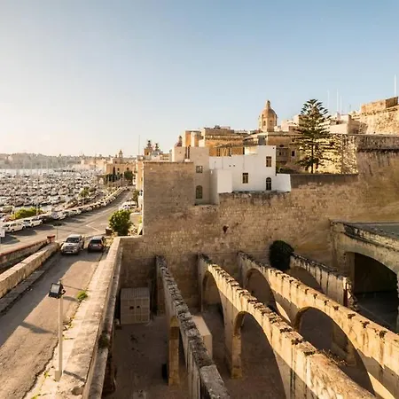 Vittoriosa' Seafront 2 Bed Highly Furnished ビルグ