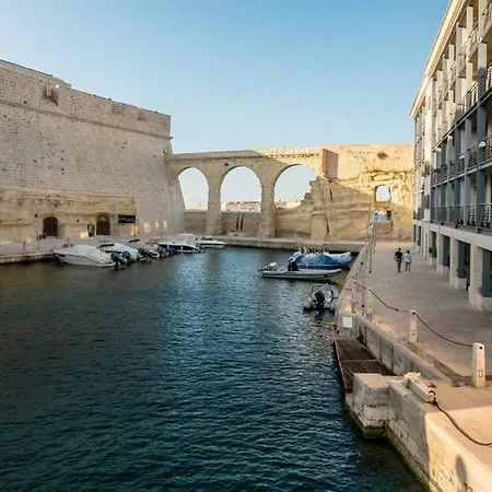 Apartment Vittoriosa' Seafront 2 Bed Highly Furnished *