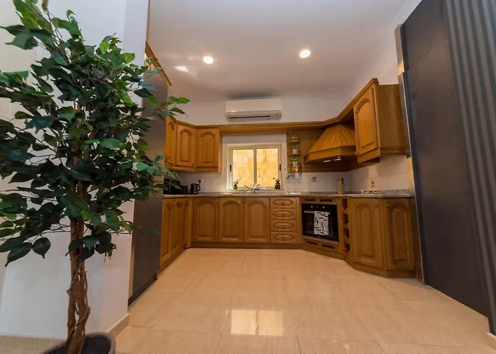 Vittoriosa' Seafront 2 Bed Highly Furnished Birgu