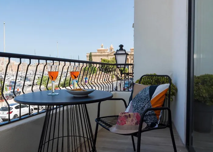 Vittoriosa' Seafront 2 Bed Highly Furnished