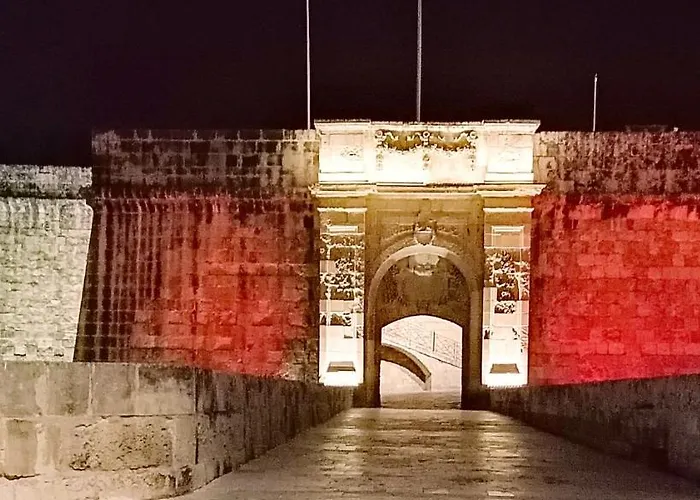 Vittoriosa' Seafront 2 Bed Highly Furnished Daire