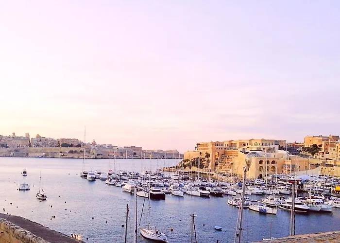 Vittoriosa' Seafront 2 Bed Highly Furnished Daire Birgu