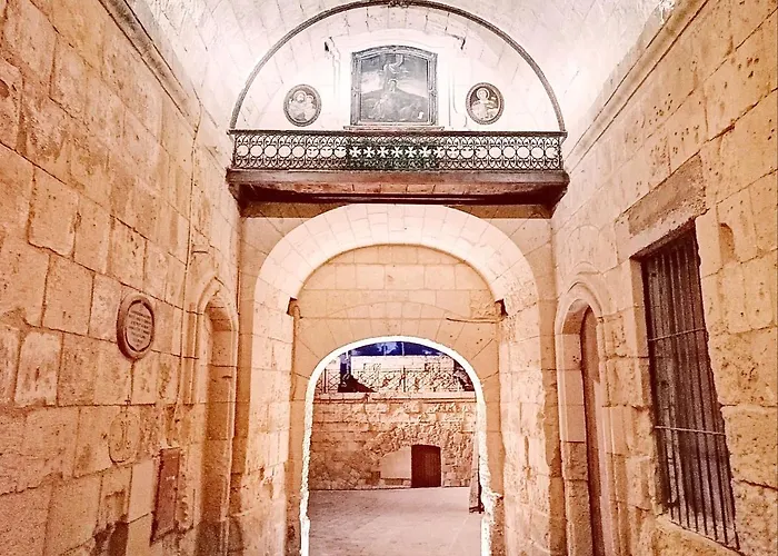 Vittoriosa' Seafront 2 Bed Highly Furnished Daire