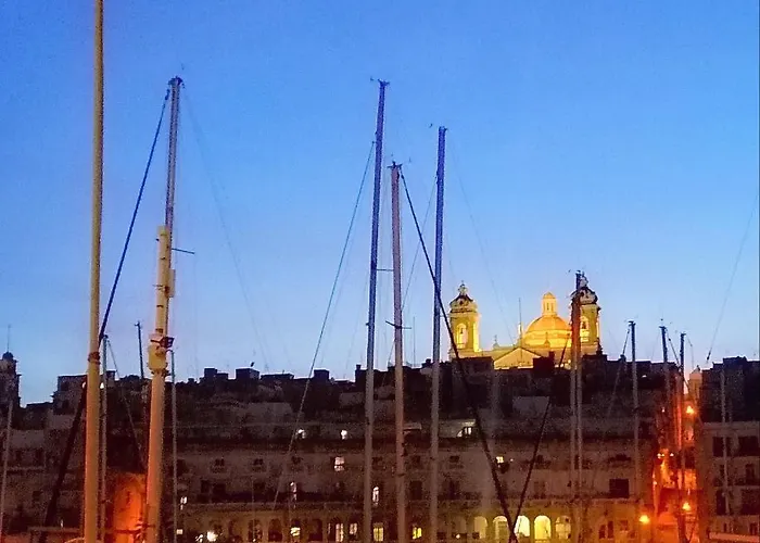 Vittoriosa' Seafront 2 Bed Highly Furnished Daire Birgu