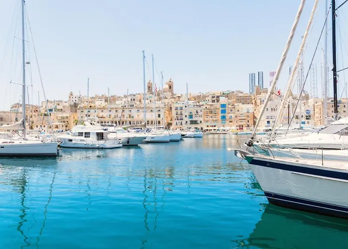 Vittoriosa' Seafront 2 Bed Highly Furnished *