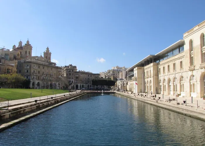 Vittoriosa' Seafront 2 Bed Highly Furnished Daire