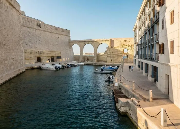 Daire Vittoriosa' Seafront 2 Bed Highly Furnished *