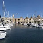 Apartment Vittoriosa' Seafront 2 Bed Highly Furnished