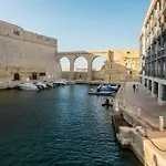 Apartment Vittoriosa' Seafront 2 Bed Highly Furnished *
