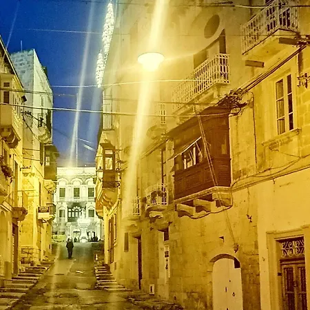 Vittoriosa' Seafront 2 Bed Highly Furnished *