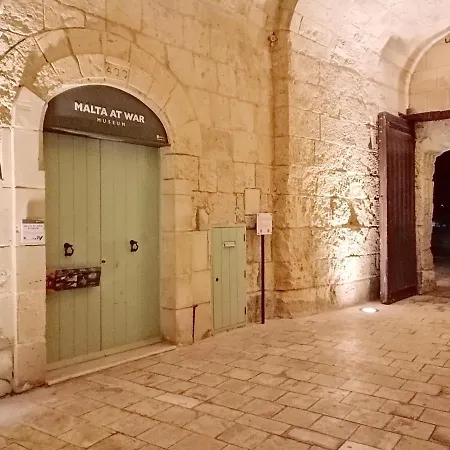 Vittoriosa' Seafront 2 Bed Highly Furnished