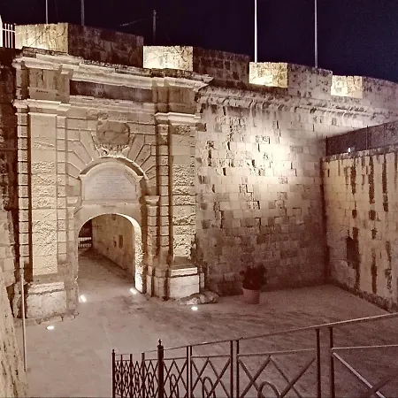 Vittoriosa' Seafront 2 Bed Highly Furnished Birgu