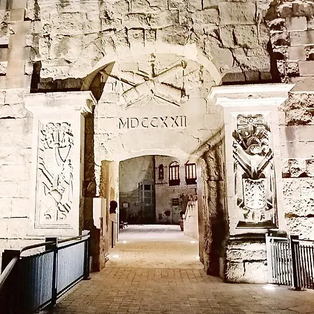 Vittoriosa' Seafront 2 Bed Highly Furnished Daire *