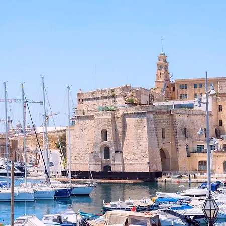 Vittoriosa' Seafront 2 Bed Highly Furnished Appartement *