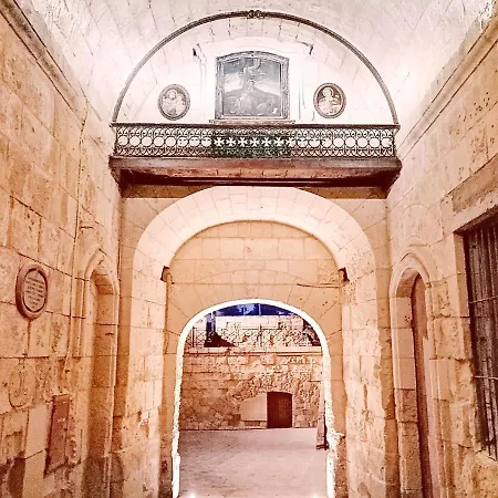 Vittoriosa' Seafront 2 Bed Highly Furnished Daire