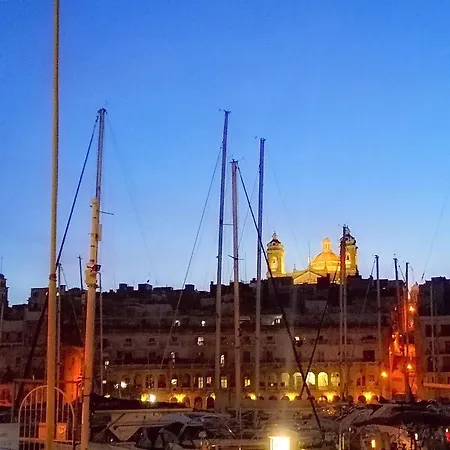 Vittoriosa' Seafront 2 Bed Highly Furnished Daire Birgu