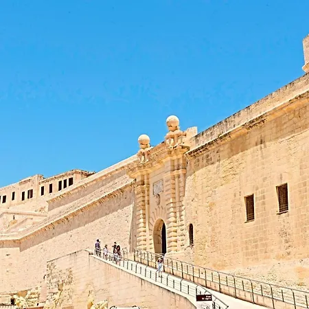 Vittoriosa' Seafront 2 Bed Highly Furnished Daire