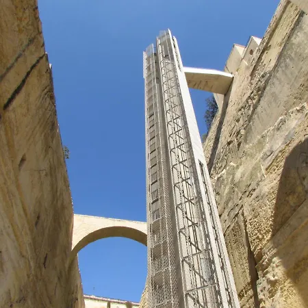 Vittoriosa' Seafront 2 Bed Highly Furnished