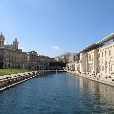 Vittoriosa' Seafront 2 Bed Highly Furnished Appartement