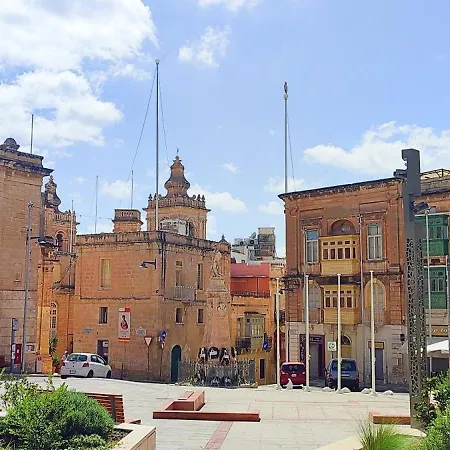 Vittoriosa' Seafront 2 Bed Highly Furnished Apartment *