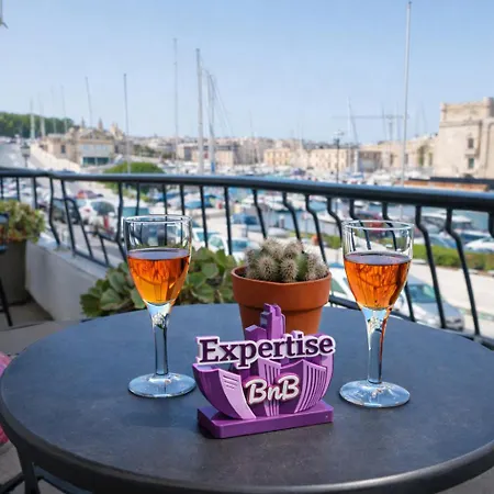 Vittoriosa' Seafront 2 Bed Highly Furnished
