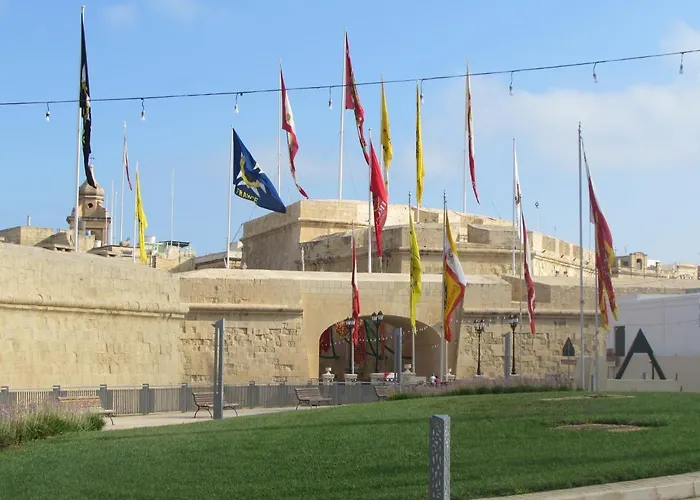 Vittoriosa' Seafront 2 Bed Highly Furnished Apartment Vittoriosa