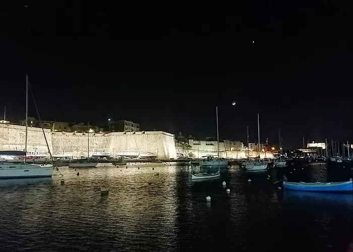 Vittoriosa' Seafront 2 Bed Highly Furnished