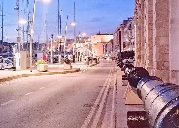 Vittoriosa' Seafront 2 Bed Highly Furnished