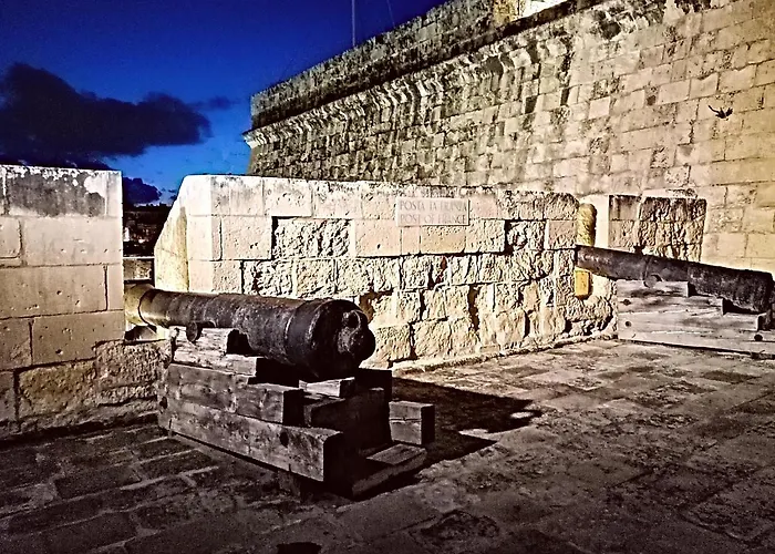 Vittoriosa' Seafront 2 Bed Highly Furnished