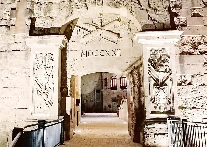 Vittoriosa' Seafront 2 Bed Highly Furnished Apartment *