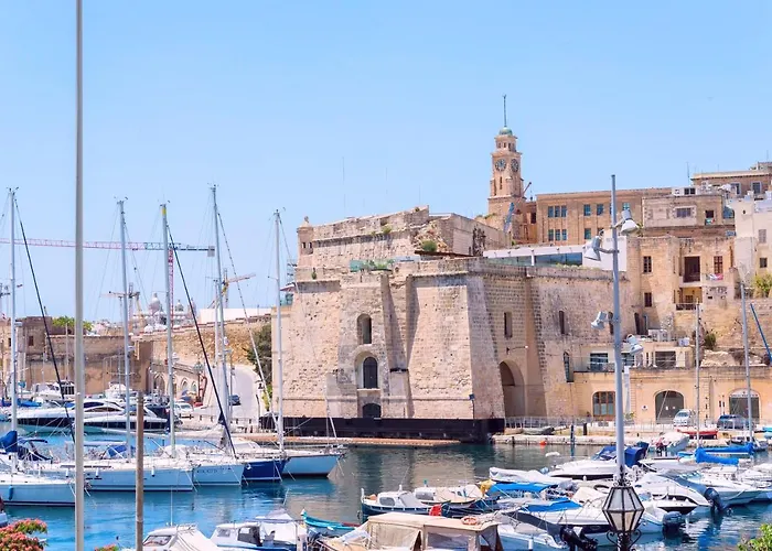 Vittoriosa' Seafront 2 Bed Highly Furnished Apartment *