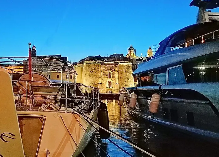 Apartment Vittoriosa' Seafront 2 Bed Highly Furnished Vittoriosa