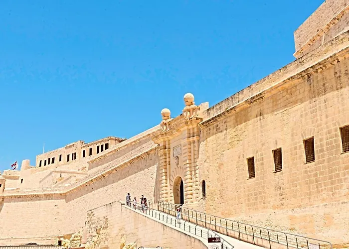 Vittoriosa' Seafront 2 Bed Highly Furnished Apartment