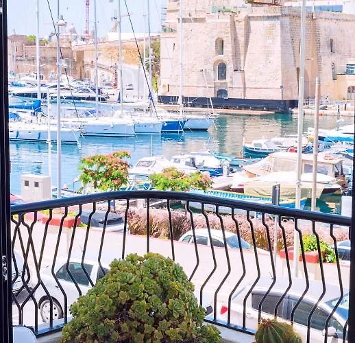 Vittoriosa' Seafront 2 Bed Highly Furnished Apartment Vittoriosa