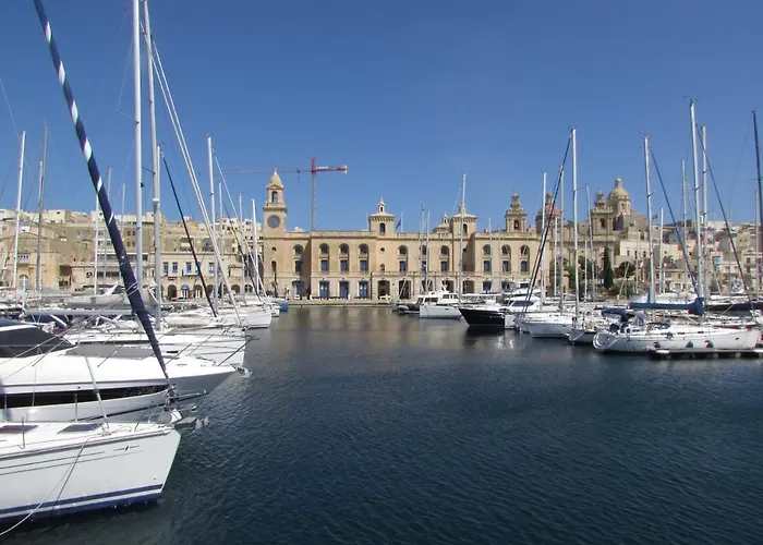 Apartment Vittoriosa' Seafront 2 Bed Highly Furnished