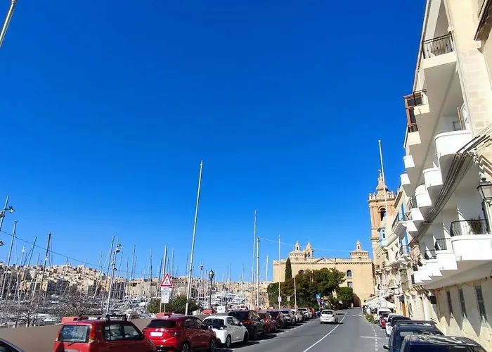 Apartment Vittoriosa' Seafront 2 Bed Highly Furnished