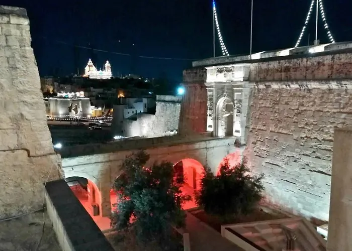 Vittoriosa' Seafront 2 Bed Highly Furnished Apartment Vittoriosa